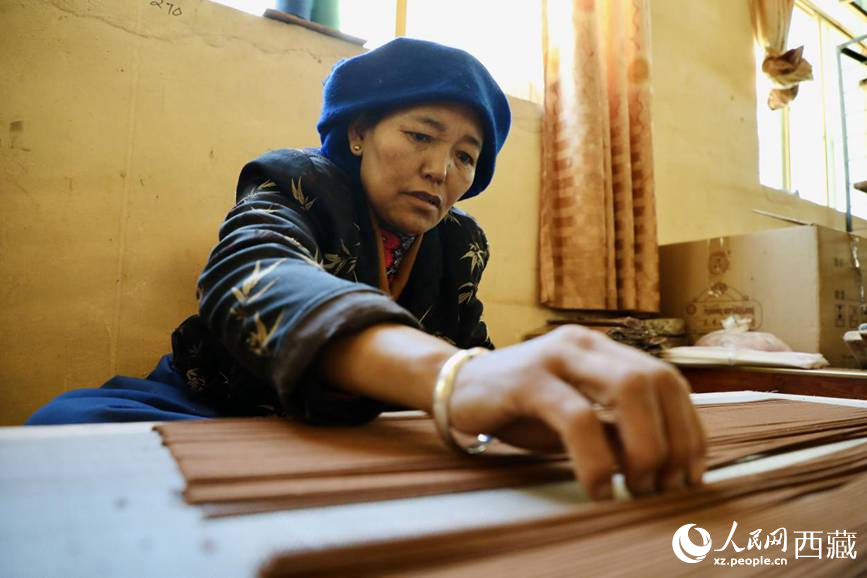 藏香厂的工人们坚持手工制作藏香。人民网记者 次仁罗布摄