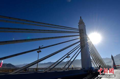 8图 2013年11月27日纳金大桥通车仪式。图片来源：中新社。.jpg