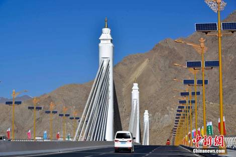 9图 2013年11月27日纳金大桥通车仪式。图片来源：中新社。.jpg