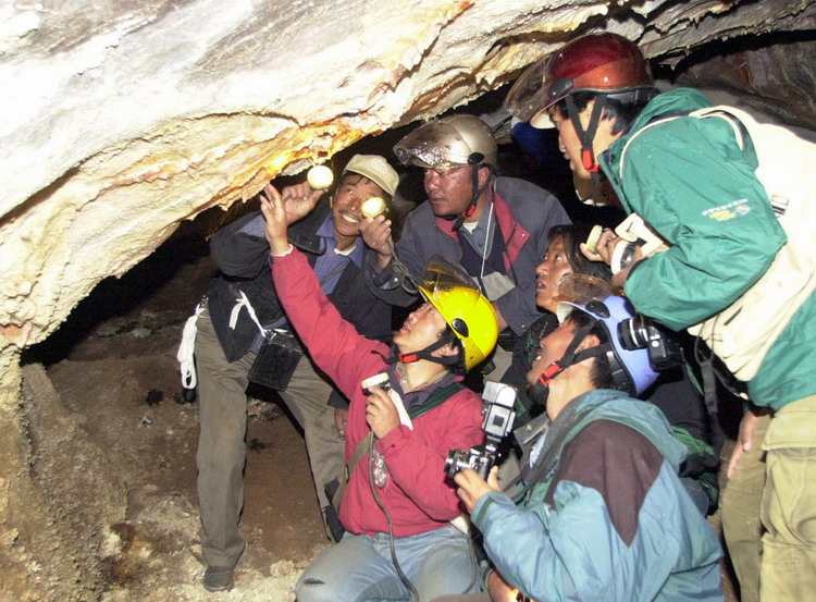 这是科考队员在考察娘日贡东溶洞里的钟乳石(唐召明2001年7月1日摄）.jpg