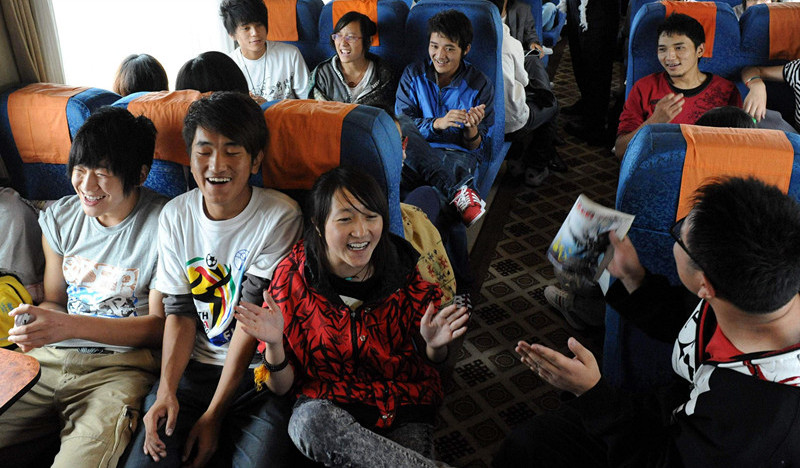 这是内地求学回家度暑假的藏族学子，在京藏列车乘务员的组织下在进行对歌比赛（唐召明2010年7月4日摄）_副本.jpg
