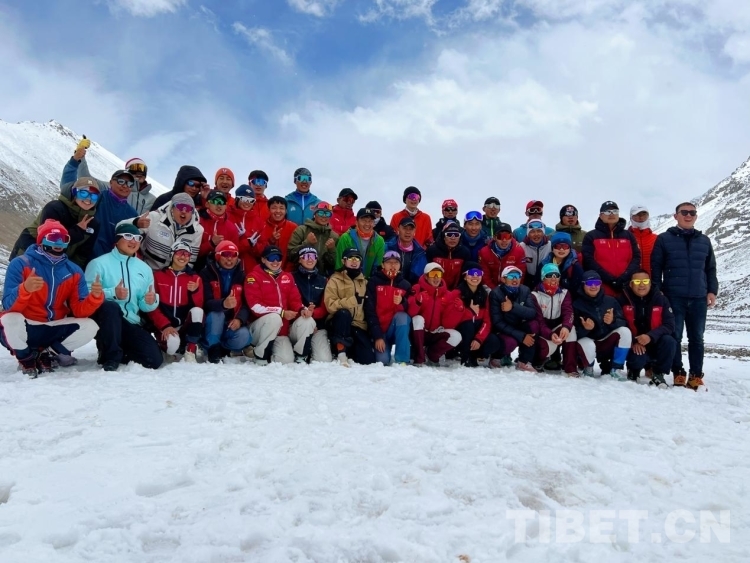 雷竞技RAYBET世界冠军次旦玉珍、玉珍拉姆及40余名滑雪运动员在西藏参加滑雪登山交流(图1)