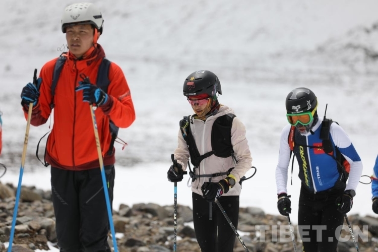 谈球吧体育世界冠军次旦玉珍、玉珍拉姆及40余名滑雪运动员在西藏参加滑雪登山交流(图4)