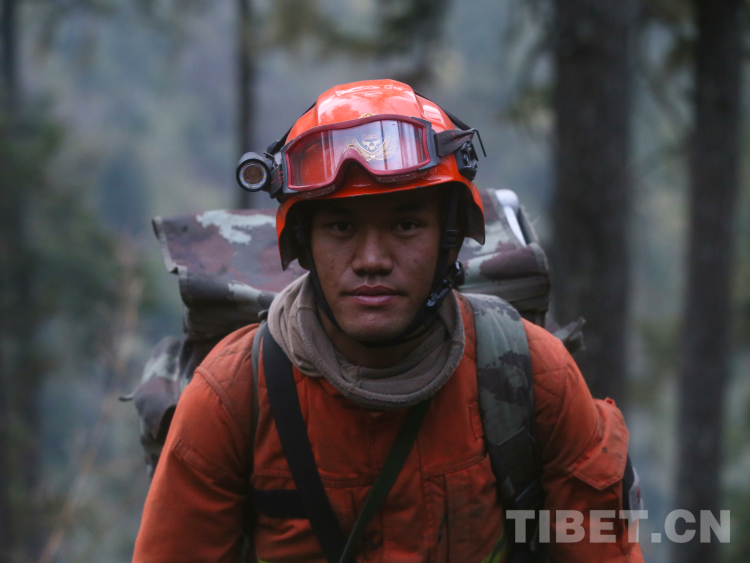 图为巴桑旺堆正在参与驻地森林火灾扑救.jpg