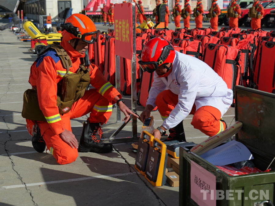 图为 抽查自动体外除颤机 作者丹增平措.JPG