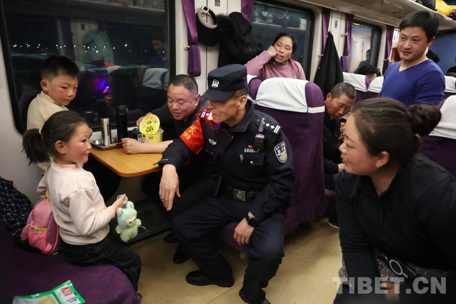 乘警长左红彬在巡视车厢间隙,向携带儿童的旅客专门叮嘱安全注意事项。.JPG 乘警长左红彬在巡视车厢间隙,向携带儿童的旅客专门叮嘱安全注意事项。.JPG