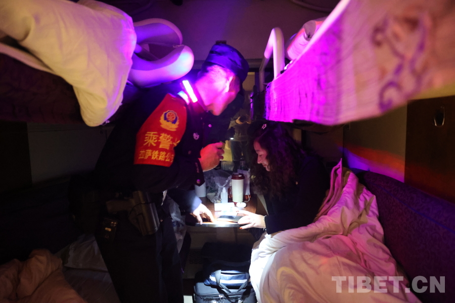 夜间巡视,左红彬提醒旅客保管好个人财物。.JPG 夜间巡视,左红彬提醒旅客保管好个人财物。.JPG