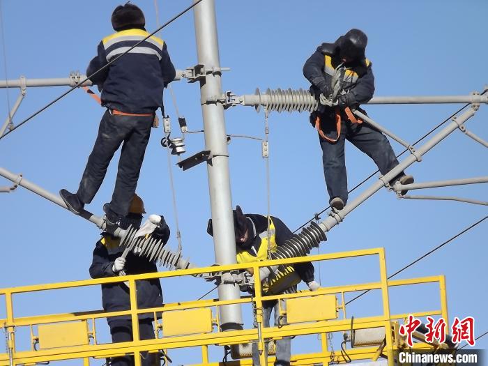 世界首条盐湖铁路上“蜘蛛侠”的坚守