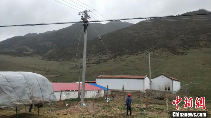 青海：电网跨山架线点亮高原深山区的“扶贫路”