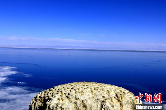 青海湖潜水区域首次实现“无人船”定位采样