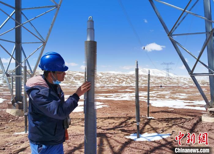 “电力天路”青藏联网工程沿线冻土层十年来保持稳定