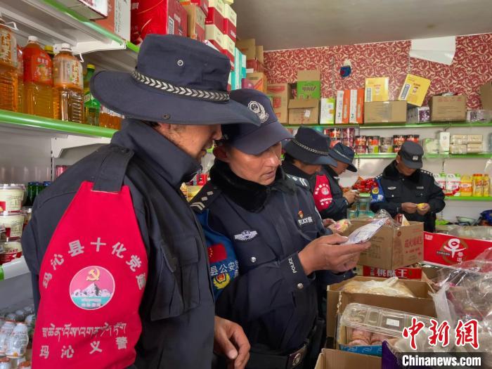 图为派出所民警和义警对沿街店铺检查。　祁绣娟 摄