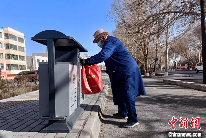 青海格尔木：七旬老人自备工具擦拭公共设施6年