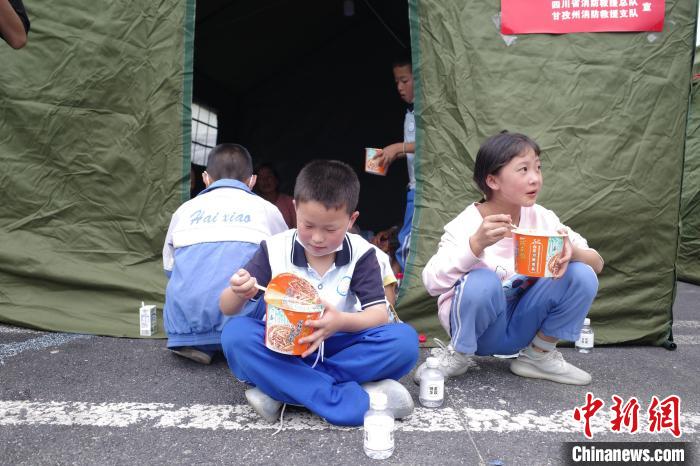 四川泸定地震震中见闻：磨西镇的热闹与寂静