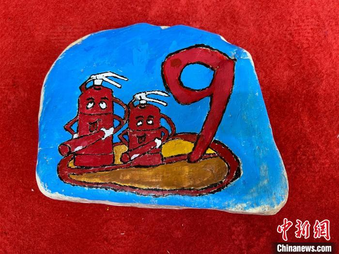 看青海玉树消防员石头画上“说”火焰蓝