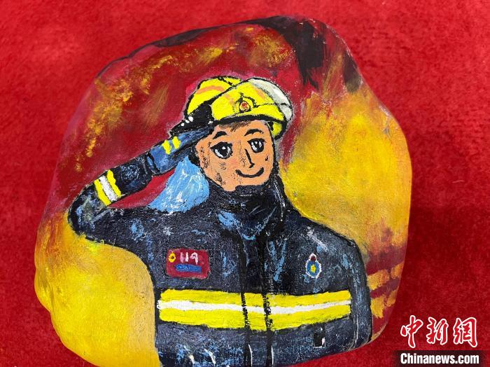 图为玉树消防指战员创作的石头画作品《请祖国和人民放心》。　孙瑞祥 摄