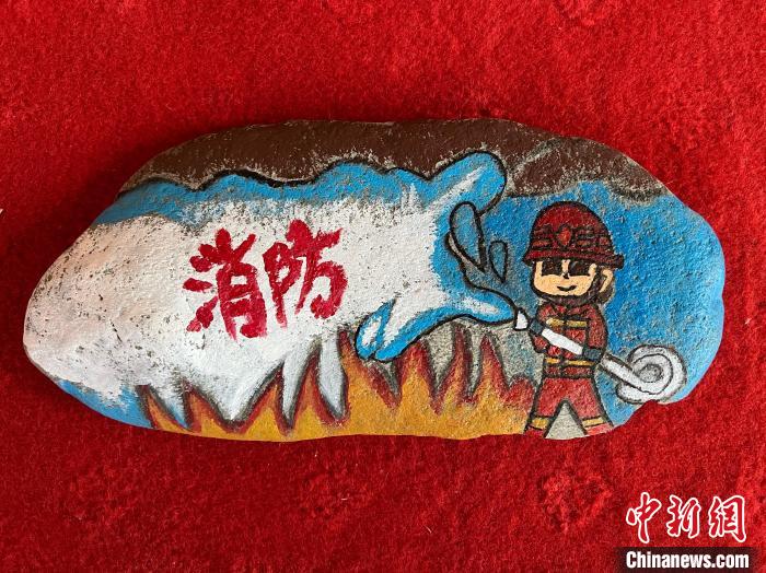 图为玉树消防指战员创作的石头画作品《永远冲锋在前》。　孙瑞祥 摄