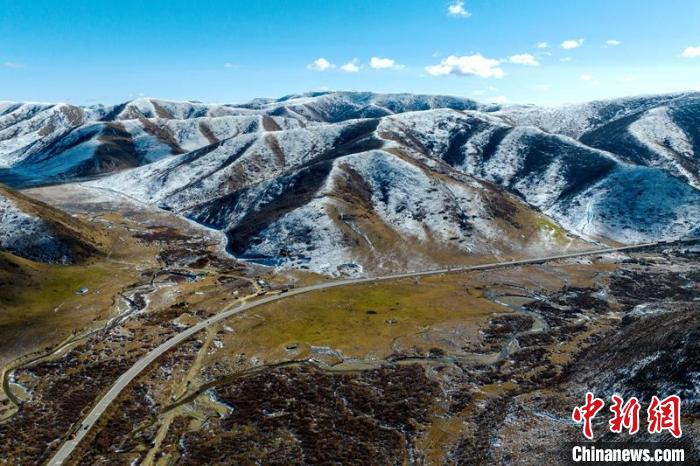 西成高铁红原2号隧道出口附近山头已被雪覆盖。　刘忠俊 摄