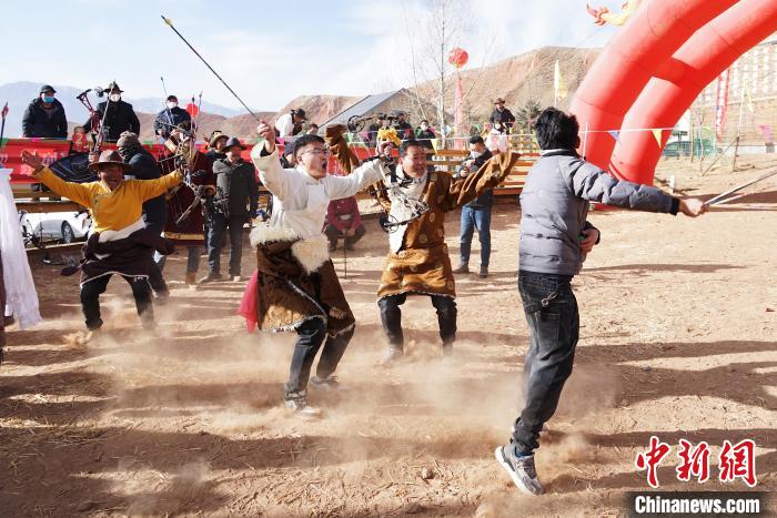 图为藏族民众跺脚欢呼庆祝弓箭手射中靶心。　马铭言 摄