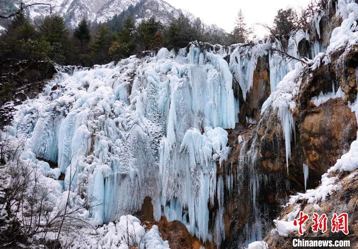 四川平武：玉树琼花漫山开雪山冰瀑入画来