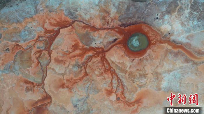 图为海西州境内的“网红”景点“恶魔之眼”。 赵凛松 摄