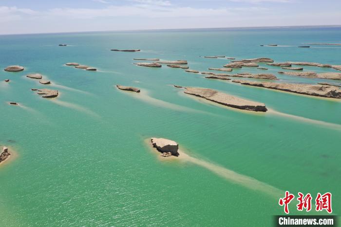 图为海西州境内的水上雅丹风光。 赵凛松 摄