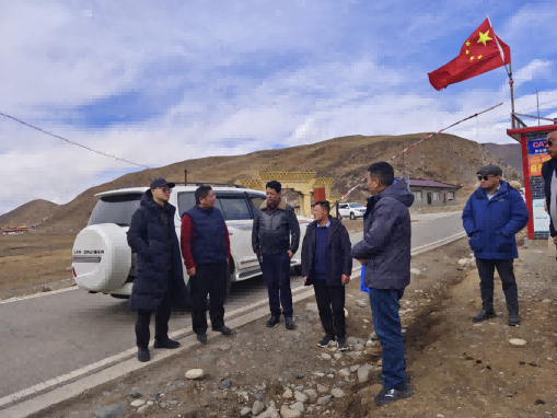 领队张力帆(左一)带队实地调研援建项目推进情况。成都高新区(简阳市)第六批对口支援工作队供图