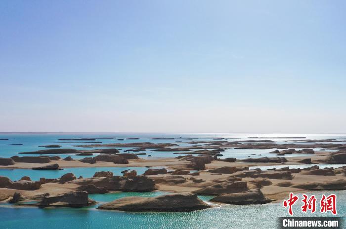 航拍青海大柴旦乌素特水上雅丹奇特景观。　马铭言 摄