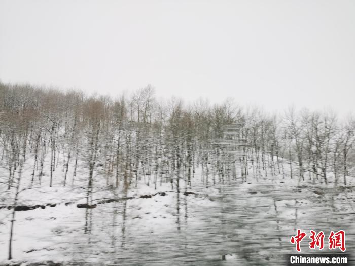 图为青海青沙山区域被降雪覆盖。　张添福 摄