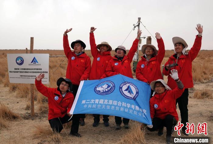 经过不懈努力，格尔木湿地站终于建成，第二次青藏科考中科院空天院分队向航拍无人机挥手合影。　<a target='_blank' href='/'><p  align=