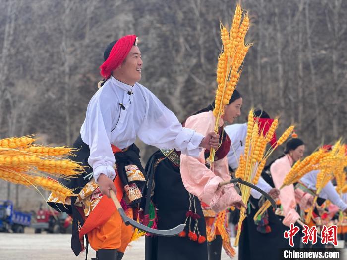 图为当地群众展演非遗类歌舞文化。　李江宁 摄