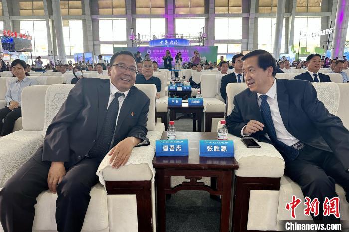 图为海北州委书记夏吾杰(左)和州委副书记、州长张胜源(右)在活动中交流。　李隽 摄