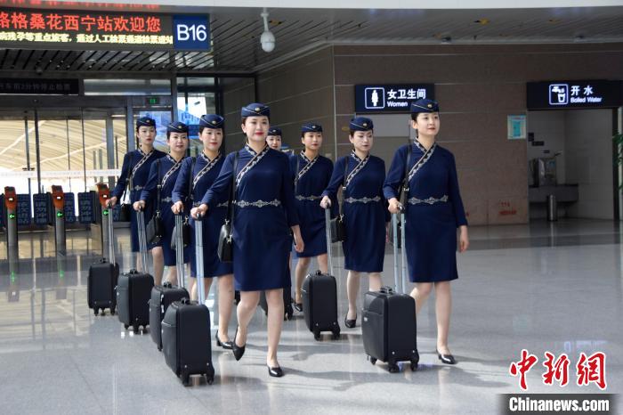 青藏铁路西格段“复兴号”动车组乘务员新制服亮相