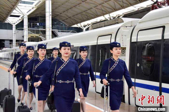 图为青藏铁路西格段“复兴号”动车组乘务员新制服亮相。　东科力加 摄