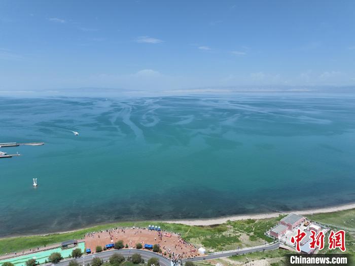 仲夏时节“高原蓝宝石”青海湖美景引全国游客打卡