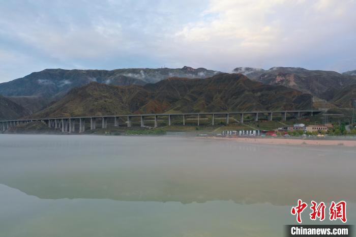 青海尖扎：夏日雨后薄雾黄河现朦胧