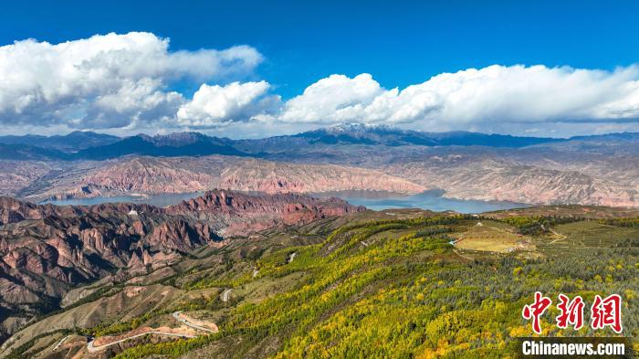 青海坎布拉秋日景色壮美地质遗迹与黄河库区相映衬