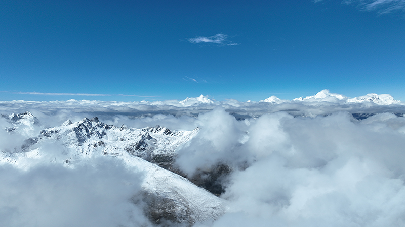 在白马雪山遥望梅里雪山。德钦县融媒体中心供图