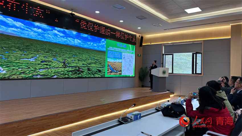 讲解员通过“江源之窗”介绍玉树生态保护情况。人民网 陈明菊摄