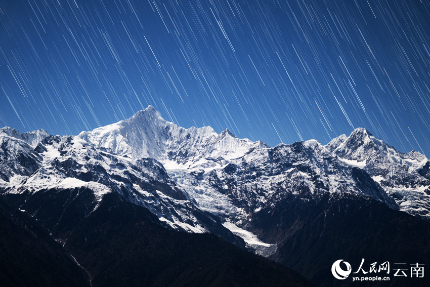 梅里雪山“星河流淌”奇观。赵一舟摄