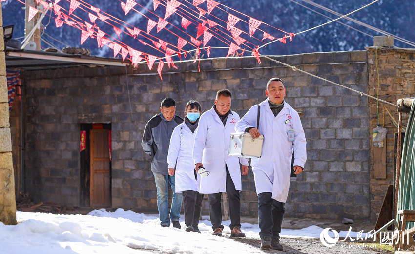 对口帮扶医疗小分队行走在雪地里。刘学懿摄