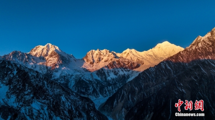 图为2月1日，清晨阳光照在贡嘎雪山上，出现“日照金山”景观。(无人机照片)<a target='_blank' href='/'><p  align=