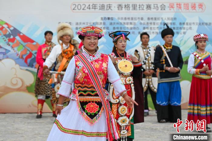 石板街道做T台云南迪庆独克宗古城上演民族服装秀