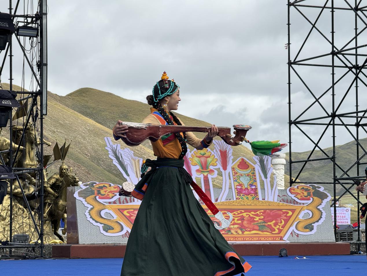 开幕式上文艺表演。甘德县委宣传部供图 开幕式上文艺表演。甘德县委宣传部供图