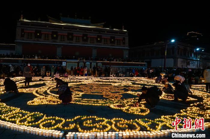 “Z世代”直播间中的塔尔寺“燃灯日”(图1)