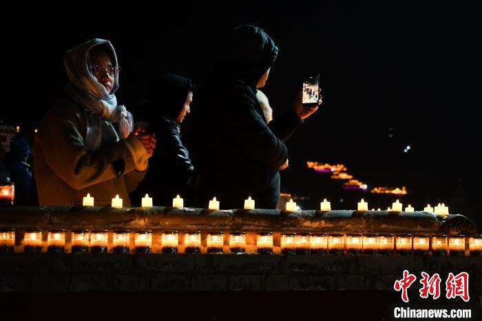 “Z世代”直播间中的塔尔寺“燃灯日”(图3)