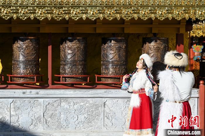 云南香格里拉噶丹松赞林寺冬日旅游热度不减