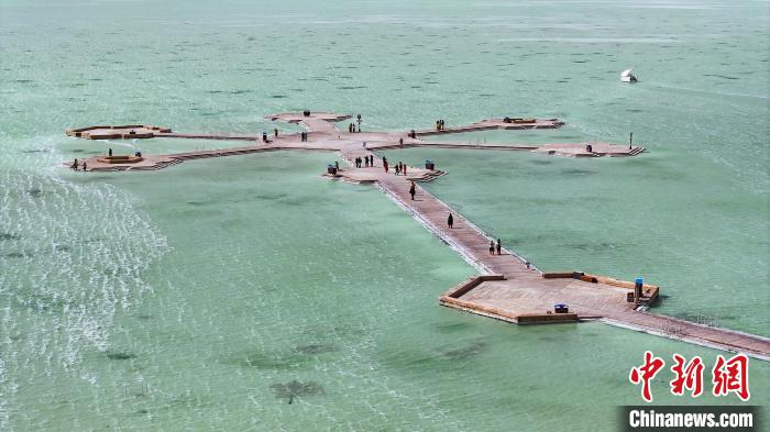 游客邂逅春日茶卡盐湖