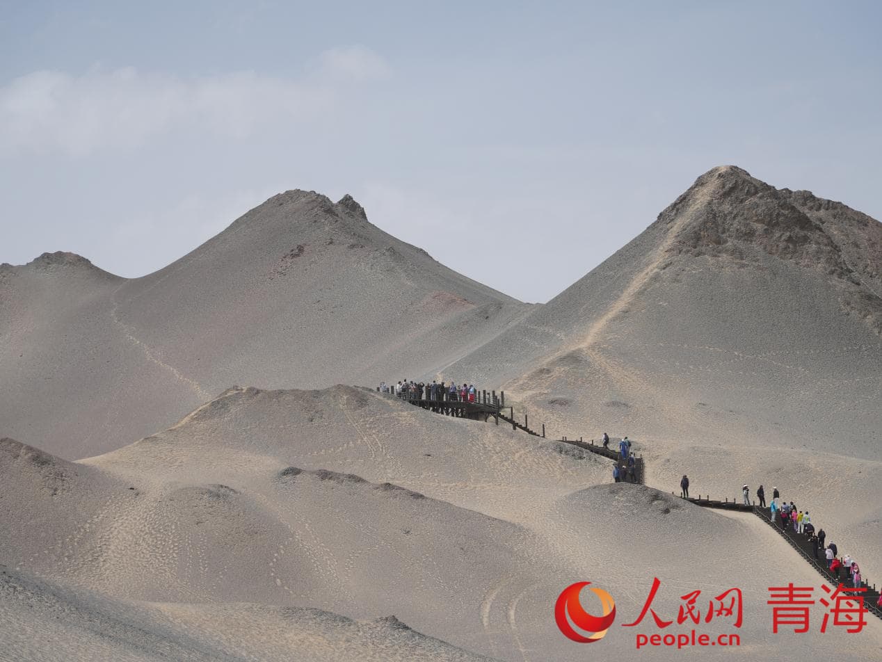 游客游览黑独山。人民网 况玉摄