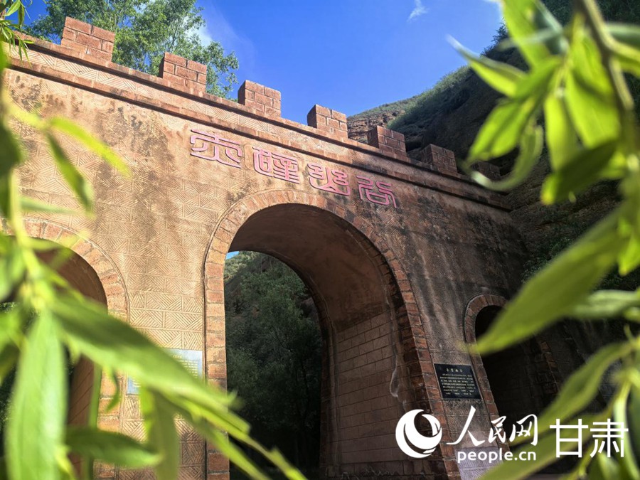 冶力关镇叹为观止的丹霞地貌——赤壁幽谷。人民网记者 周婉婷摄